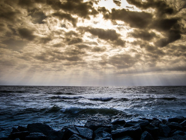 Regenwolken ueber Meer